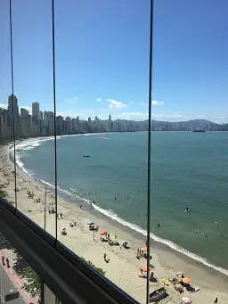 O encanto de um apartamento frente mar, com um dormit�rio mobiliado, equipado e decorado.